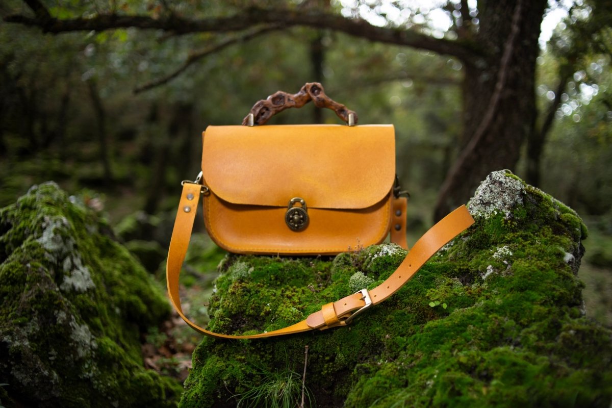 Borsa Ginevra in Pelle di Bovino Italiano con Stampa Vintage e Manico in Vite Centenaria - Di Caudo