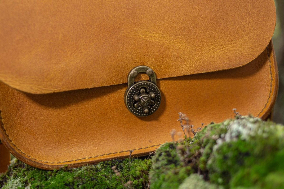 Borsa Ginevra in Pelle di Bovino Italiano con Stampa Vintage e Manico in Vite Centenaria - Di Caudo