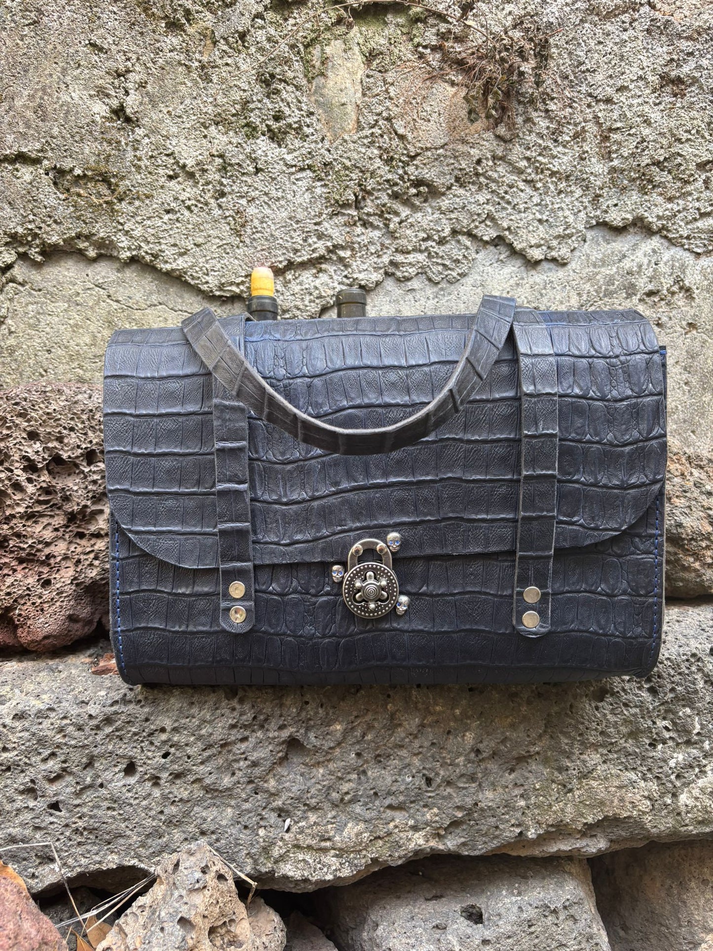 Borsa Matilde in Pelle di Bovino con Stampa Cocco Blu – Inserti in Ottone e Chiusura Medievale - Di Caudo
