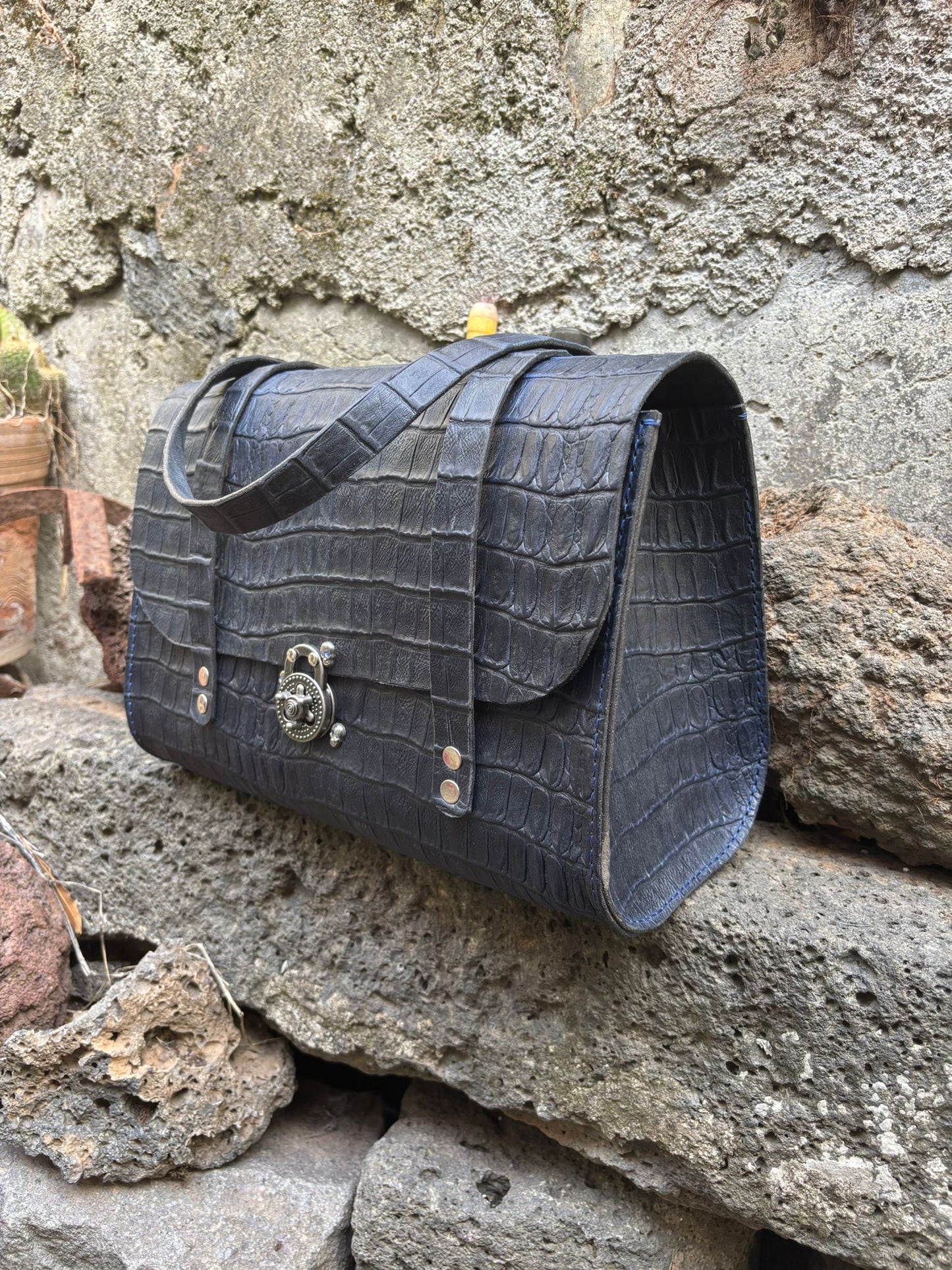 Borsa Matilde in Pelle di Bovino con Stampa Cocco Blu – Inserti in Ottone e Chiusura Medievale - Di Caudo