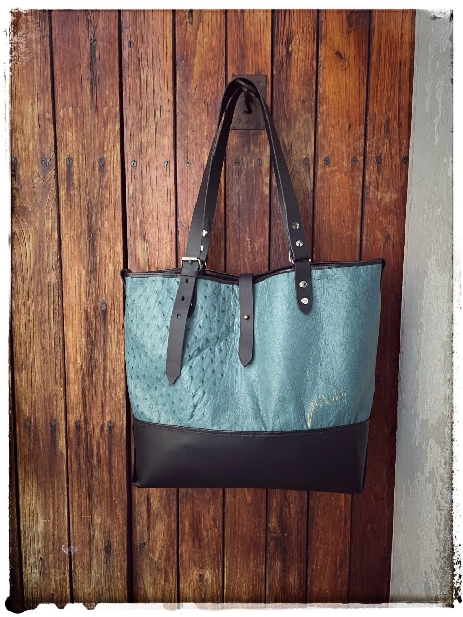 Borsa in Pelle di Struzzo Azzurra da Donna – Artigianale Made in Italy - Di Caudo