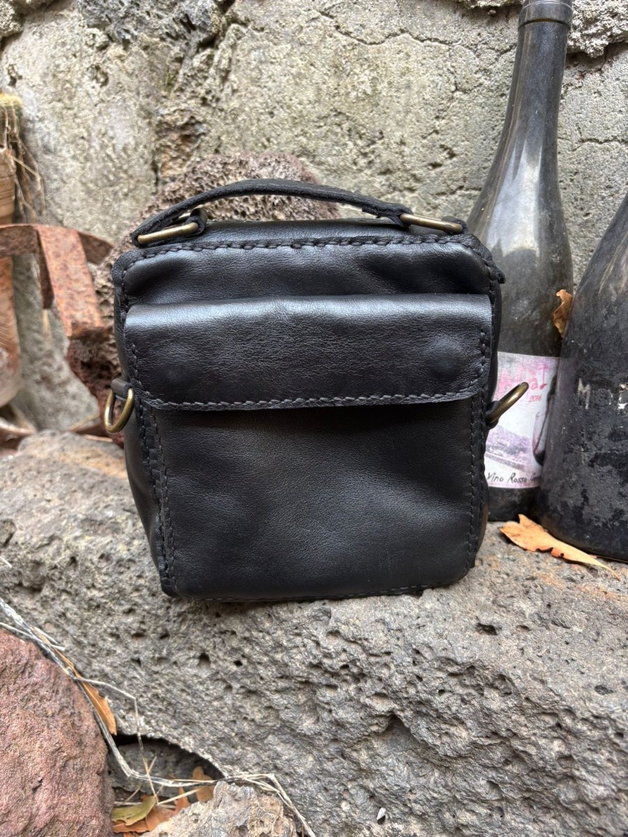 Borsello Uomo in Pelle Bovina Martellata – Artigianale con Inserti in Ottone - Di Caudo