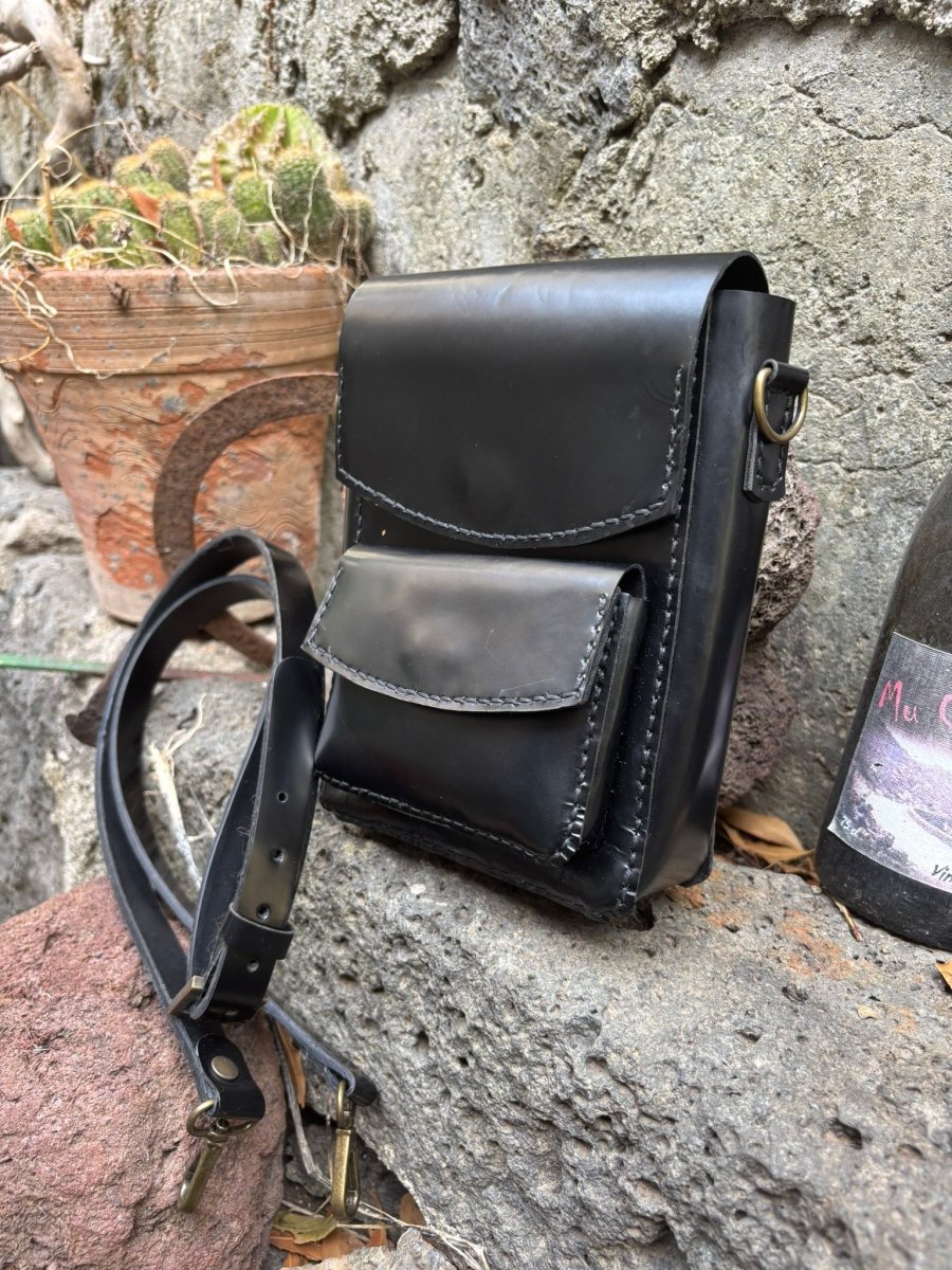 Borsello Uomo in Pelle Lucida Nera – Accessorio Elegante e Funzionale in Vera Pelle di Bovino - Di Caudo