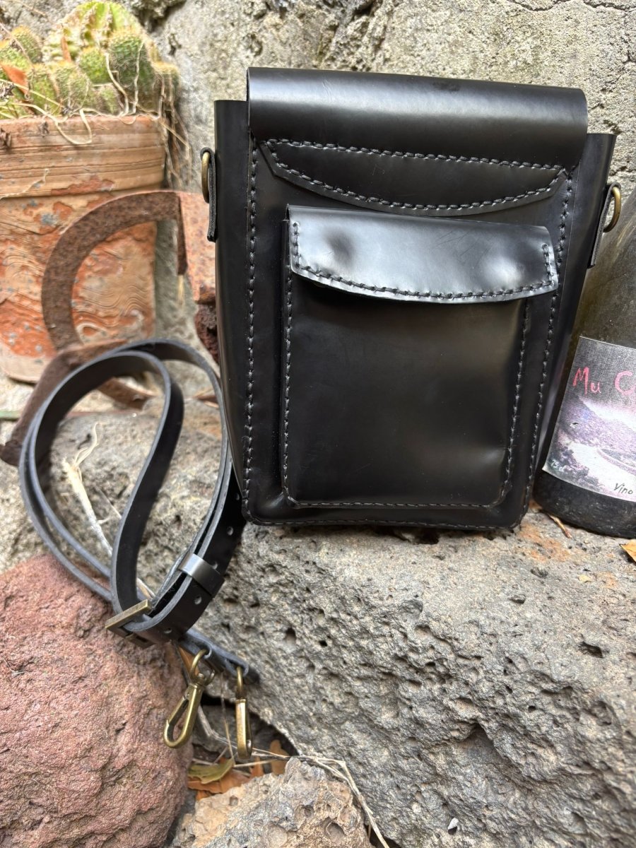 Borsello Uomo in Pelle Lucida Nera – Accessorio Elegante e Funzionale in Vera Pelle di Bovino - Di Caudo