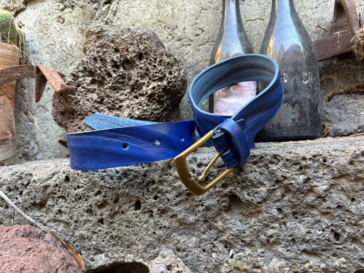 Cintura Artigianale in Cuoio Blu – Concia Vegetale e Stampa Ondulata - Di Caudo