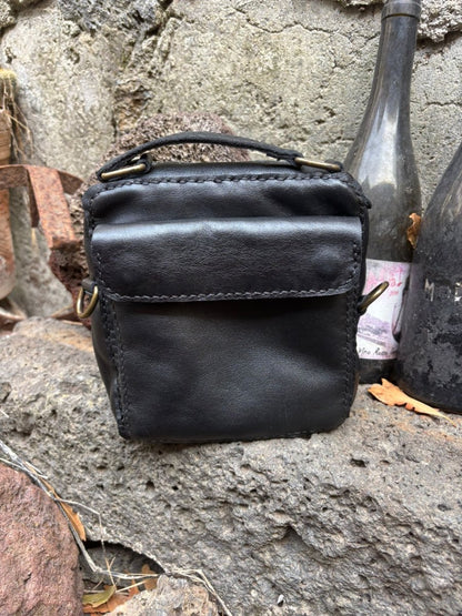 Borsello Uomo in Pelle Bovina Martellata – Artigianale con Inserti in Ottone - Di Caudo