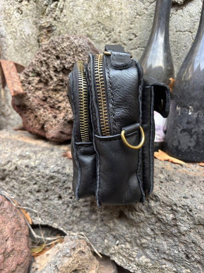 Borsello Uomo in Pelle Bovina Martellata – Artigianale con Inserti in Ottone - Di Caudo