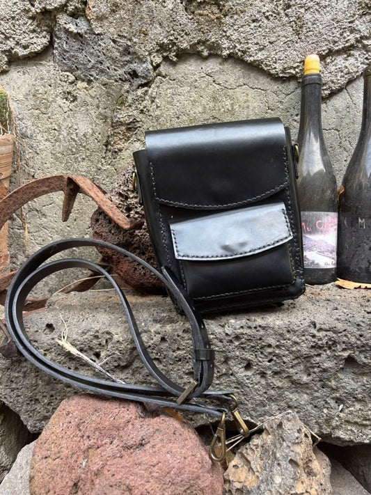 Borsello Uomo in Pelle Lucida Nera – Accessorio Elegante e Funzionale in Vera Pelle di Bovino - Di Caudo